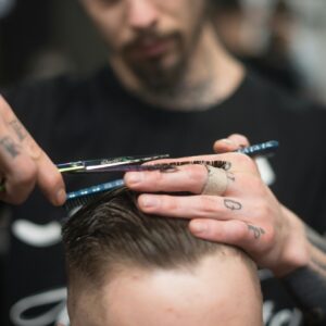 Szkolenie barberskie łączące klasyczne strzyżenie użytkowe i nowoczesne techniki fryzjerskie